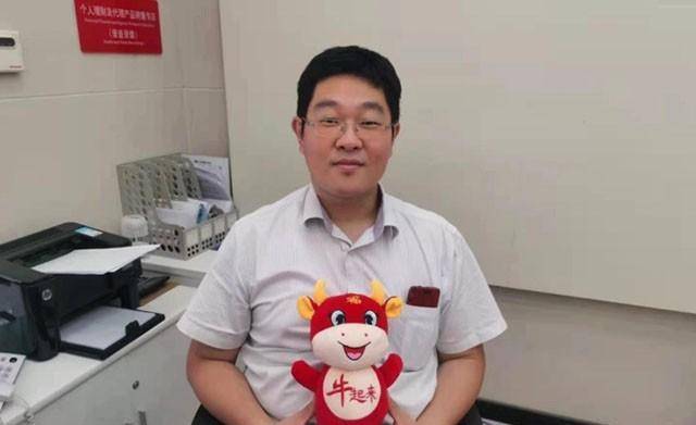 青岛酒王任光超获"11连冠",靠喝酒赢车,买房,还娶到漂亮老婆