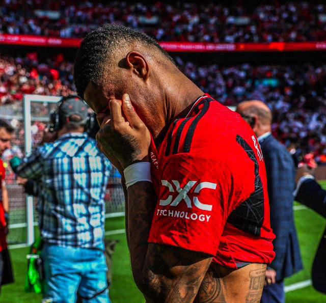 曼联苦苦挣扎一整赛季,以足总杯夺冠画上圆满句号,弗格森情难自禁