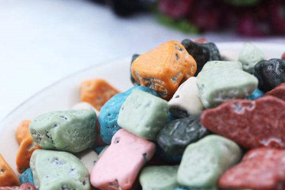 90后最爱吃的糖果,1毛钱一片的粘牙糖,如今价格翻了数倍!