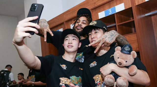 杨鸣出人意料的神奇安排!辽宁男篮夺冠后的温暖举动