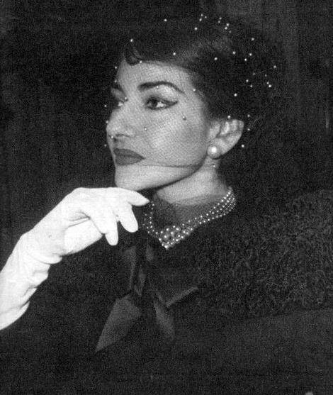 这个女人就是卡拉斯,一个世界著名的女高音,被称呼为"歌剧女王"