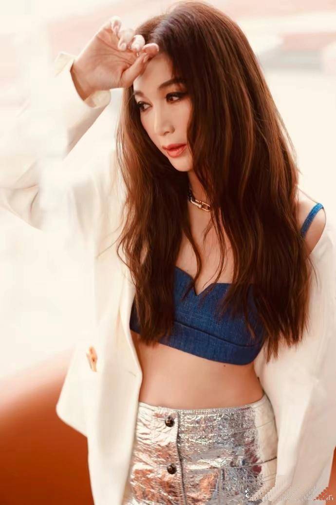 性感女神温碧霞,蓝色吊带配银色裙装,撩人瞬间闪爆全场!