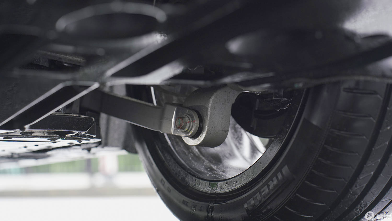 连美国州长都吹爆的比亚迪智能底盘,到底智能在哪里?