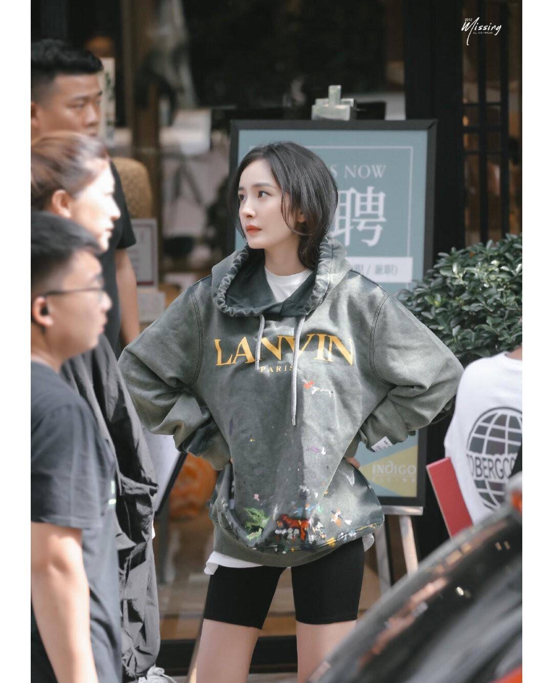 "杨幂和张小斐"带火了一种新穿法:连帽卫衣 短裤,洋气又减龄