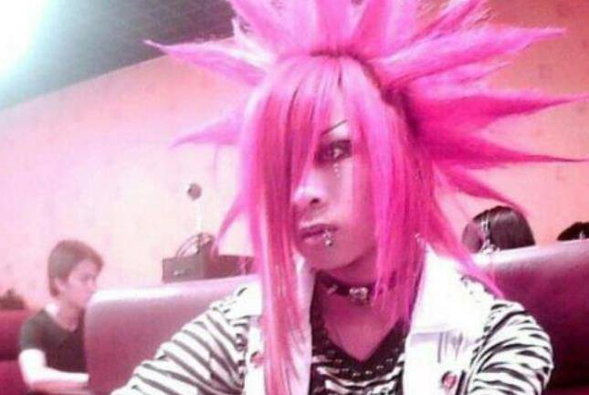 14年前,创造"杀马特"的广东少年,拒绝富婆追求后如何了?