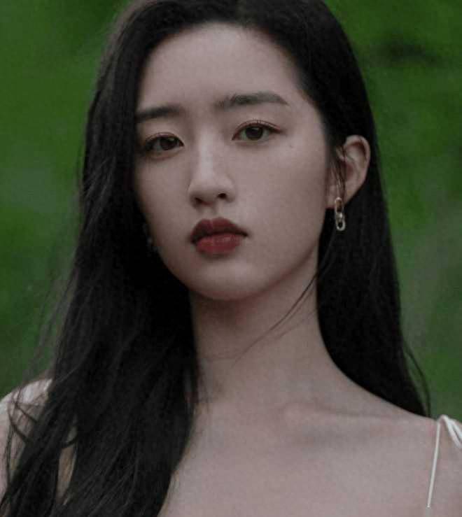 19岁的重庆女明星邓恩熙,一张脸蛋就像瓷娃娃一样精致可爱