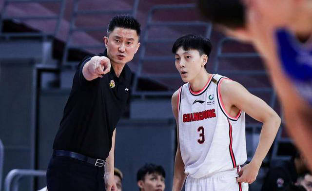 广东男篮续约王牌球员胡明轩备受瞩目,周琦动向成焦点,辽宁队备战亚冠