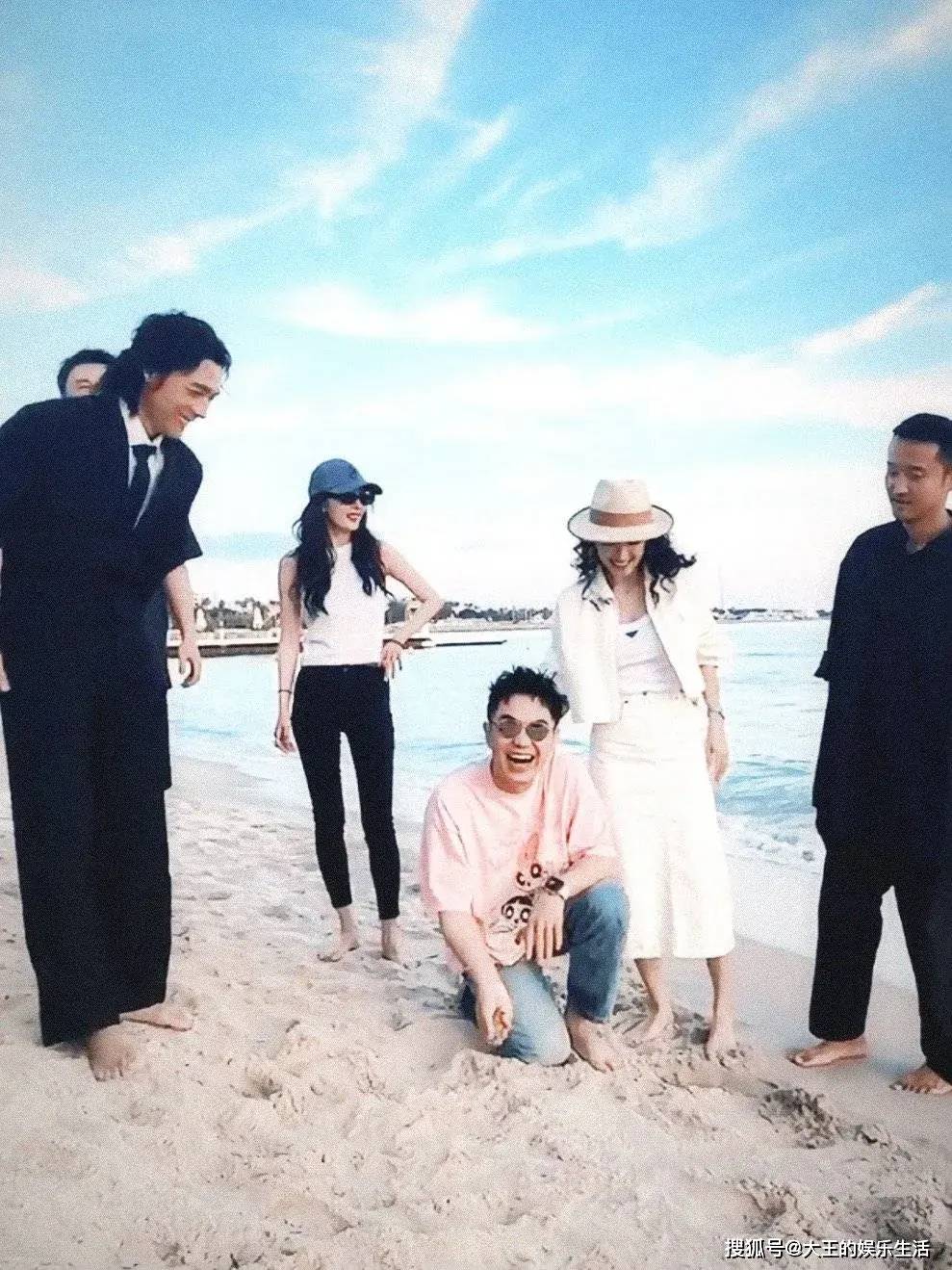 杨幂戛晒章子怡雷佳音合照,帅哥靓女海边嬉戏玩闹,网友:李现呢