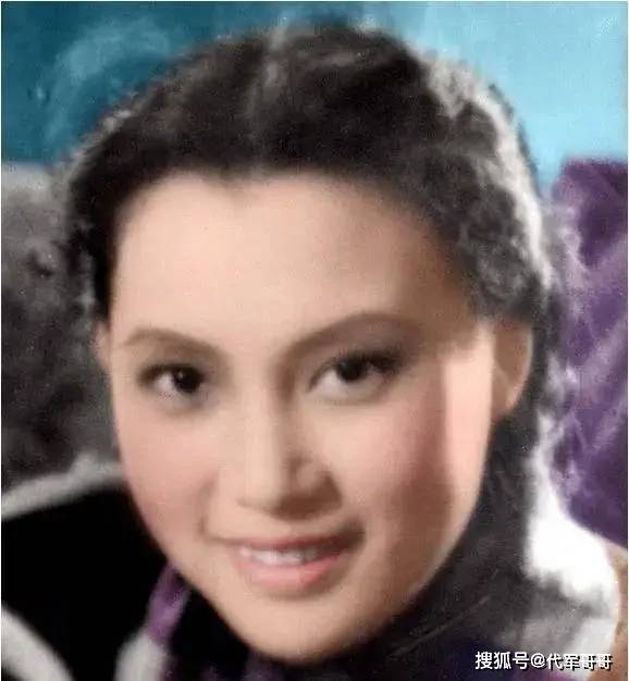 跟那时候其他女明星花枝招展的样子比起来,尤敏可是美得清新脱俗,纯