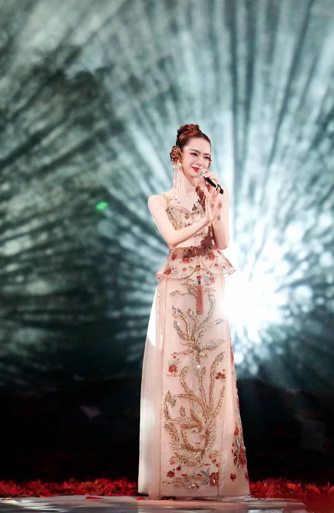 戚薇《蜀绣》舞台剧照曝光,一针一线织就绵绵情意!