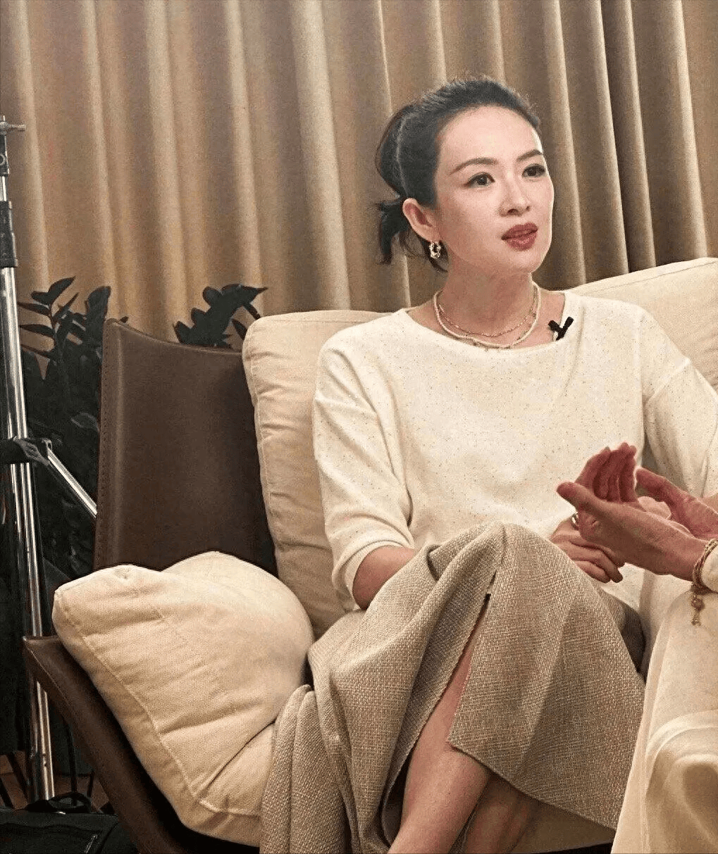 章子怡离婚后放飞自我,穿黑裙状态回春,国外度假真松弛!
