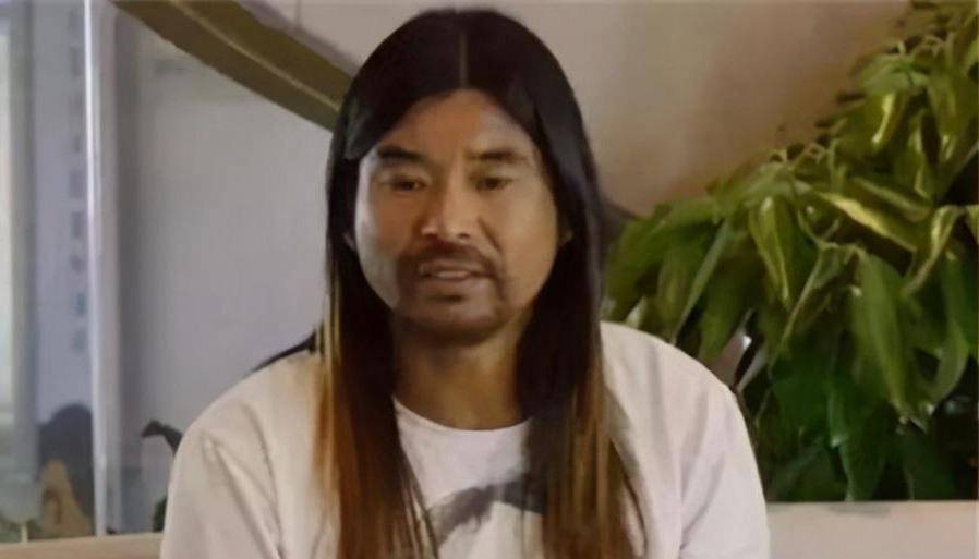 《中国梦之声》的参赛资格,在现场采访时清唱一首原创歌曲《烤面筋》