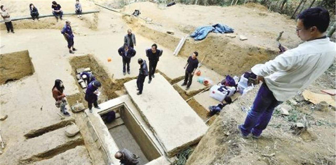 丞相墓,18个人抬出1500斤巨棺,棺材板就值一个亿