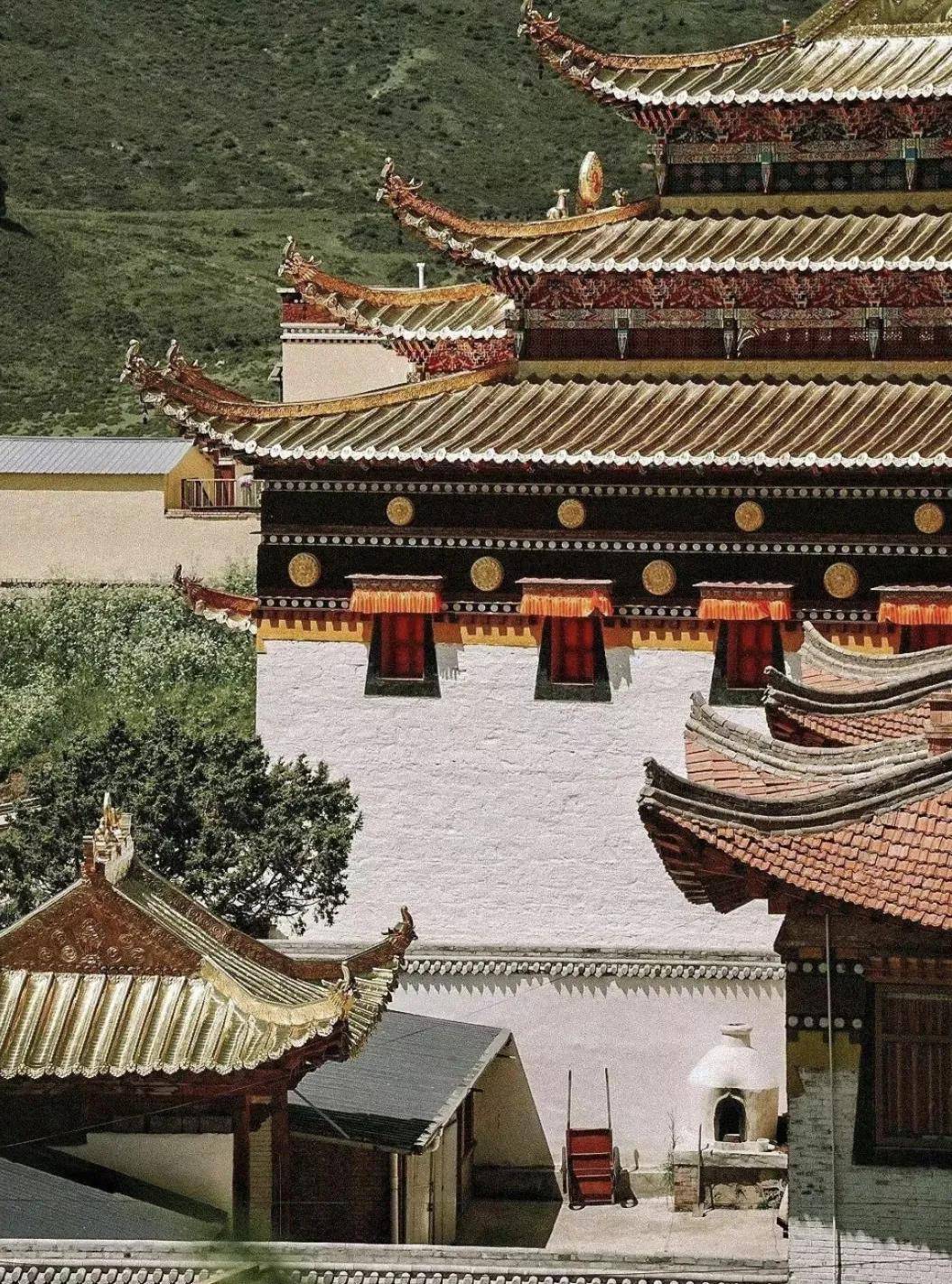下 小红书08小可的旅行日记红,甘南藏区最直观的色彩,藏式建筑