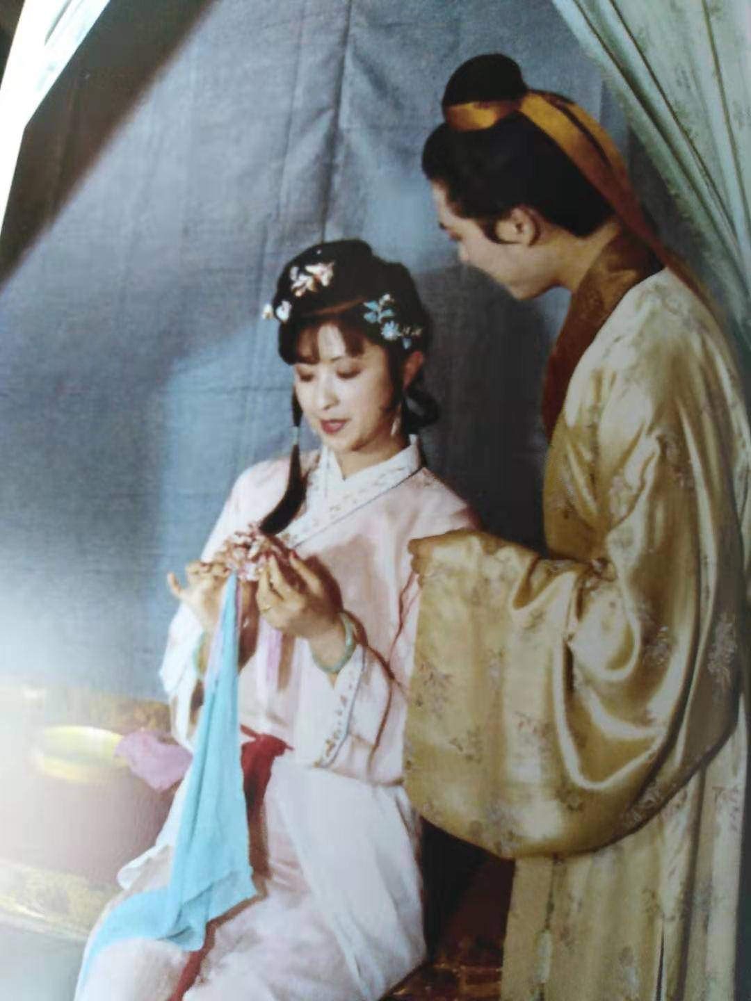 她的身份远高于秋桐,但秋桐仗着贾赦和邢夫人撑腰,完全不把尤二姐放在