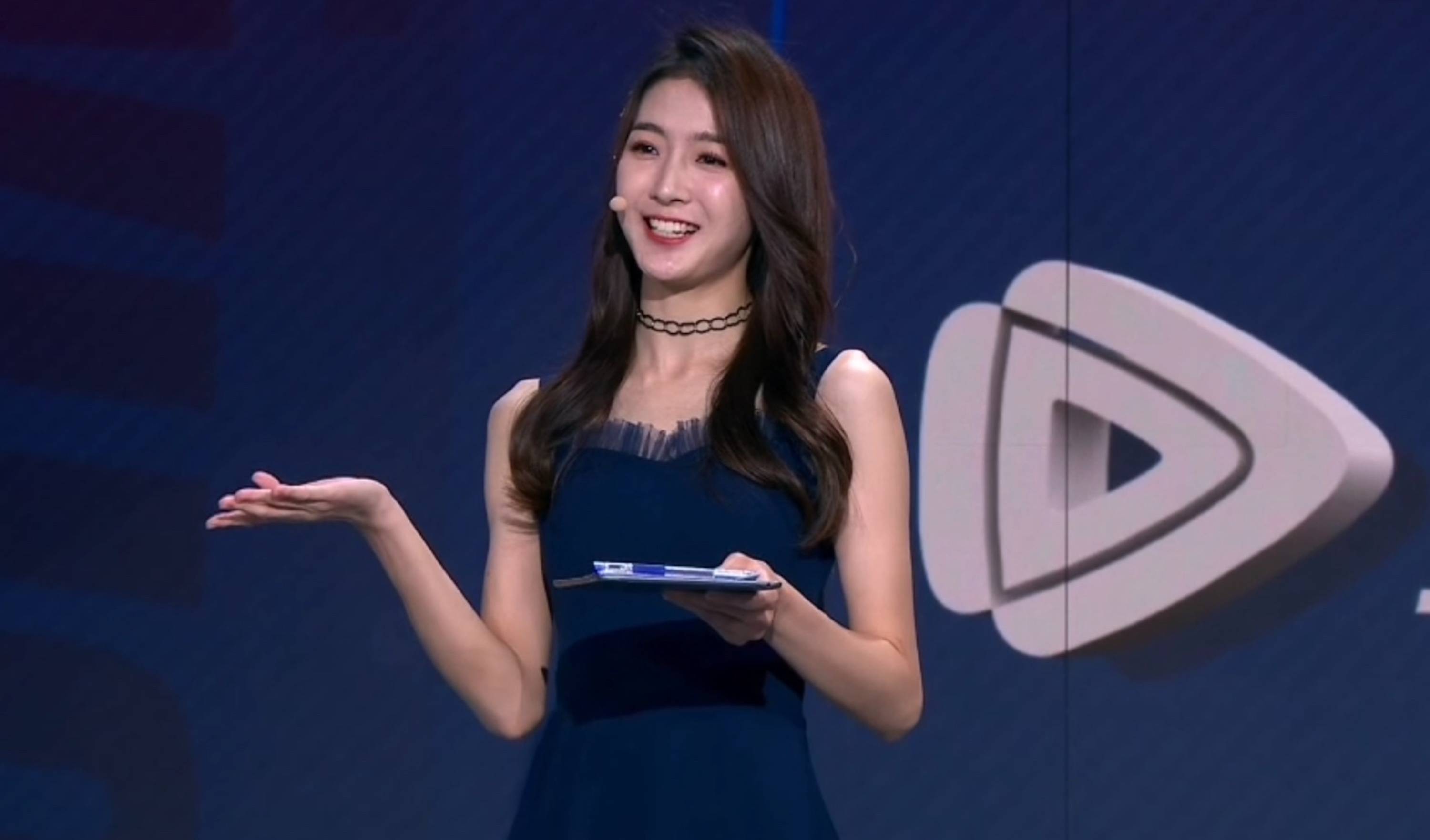 在广大篮球迷的心目中,众所周知美娜一直是腾讯nba女主播的一姐.