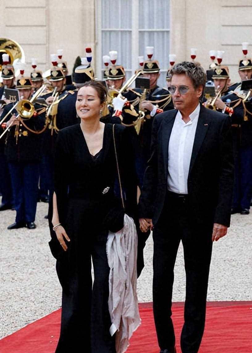 法国国宴趣事:相差24岁的马克龙夫妇,迎接相差18岁的巩俐夫