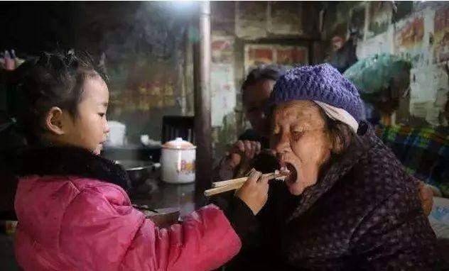 爸坐牢妈改嫁,六岁小女孩撑起三代之家,她的故事感动13亿人