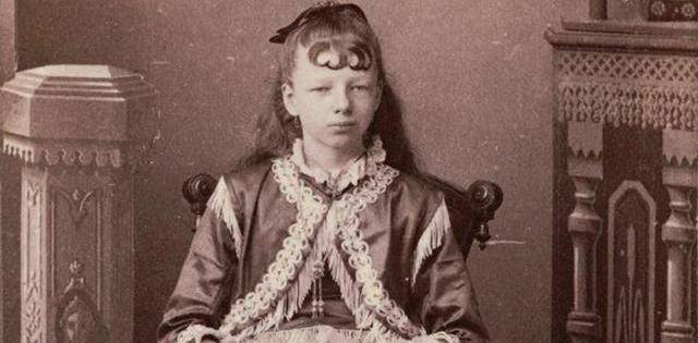 四脚女孩的注目一生:为帮补家计抛头露面,埋葬之地还被特别处理