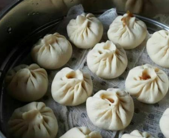 蒸包子时,别再直接上锅蒸了,多数人都做错,难怪包子皮硬还塌