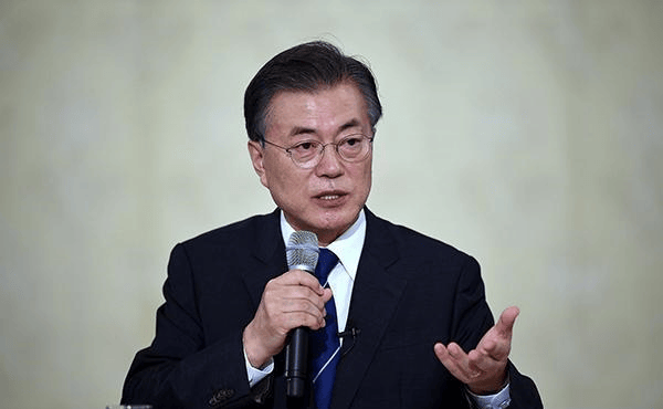 是最蠢的,他们把总统踩在脚底下,把民族英雄当狗雄_美国_抗议_金宇中