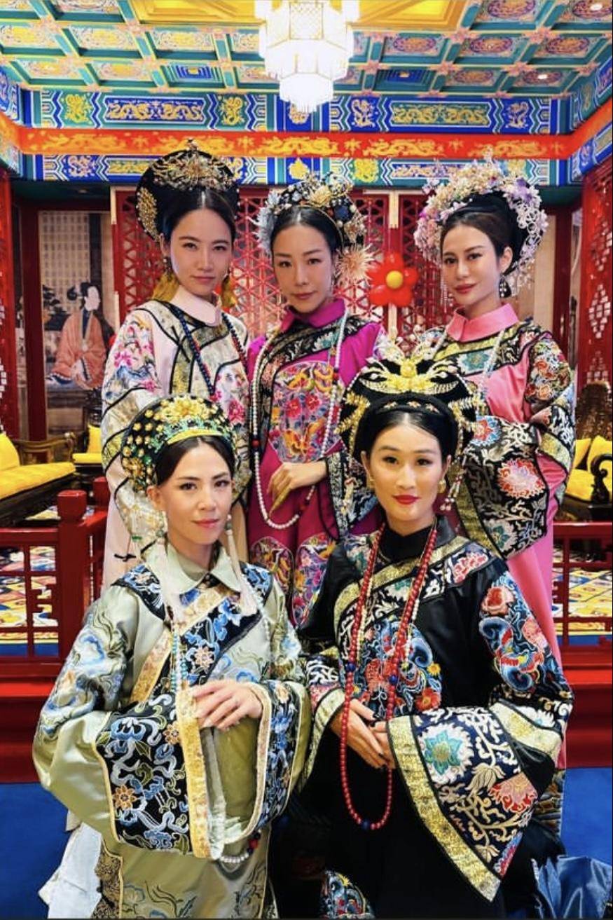 林建岳女儿与闺蜜赴北京,穿清装吃宫廷宴,众名媛围桌跳舞很欢乐