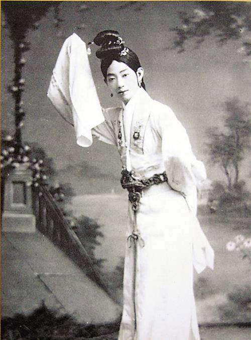 上世纪五十年代,梅兰芳的月薪高达2100元,相当于现在多少钱?