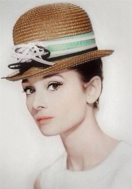 她,就是奥黛丽·赫本,1929年5月4日出生于比利时布鲁塞尔,英国电影和