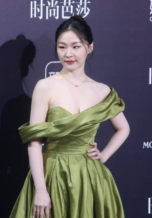 金靖怀孕后独自亮相机场,素颜打扮显孕相,大摇大摆丝毫不矫情!