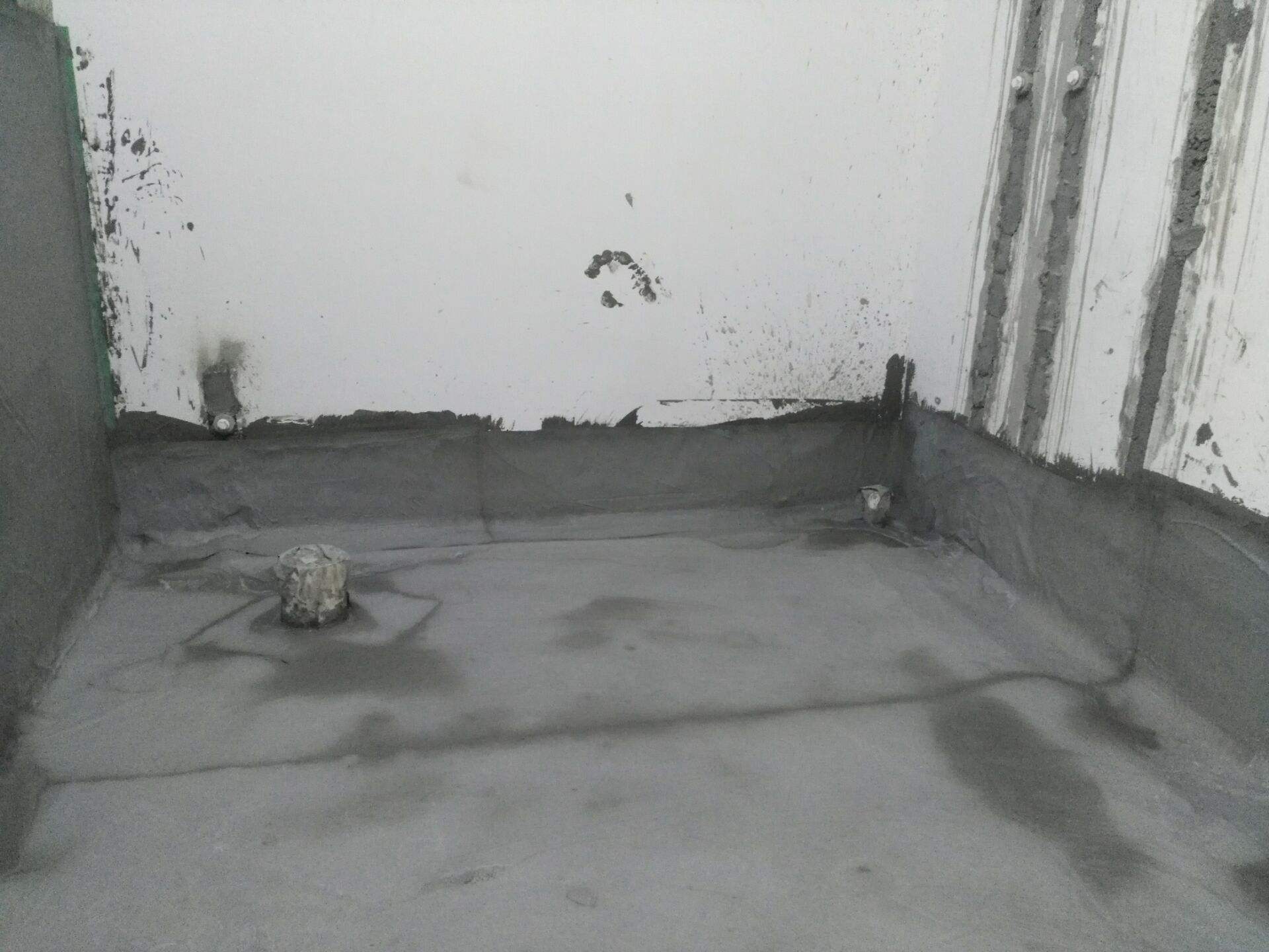 500一天的老师傅,咬咬牙请来搞装修,这卫生间防水做的没话说!