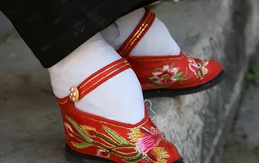 谁说"三寸金莲"只是女子专宠,男子缠足你听说过吗?