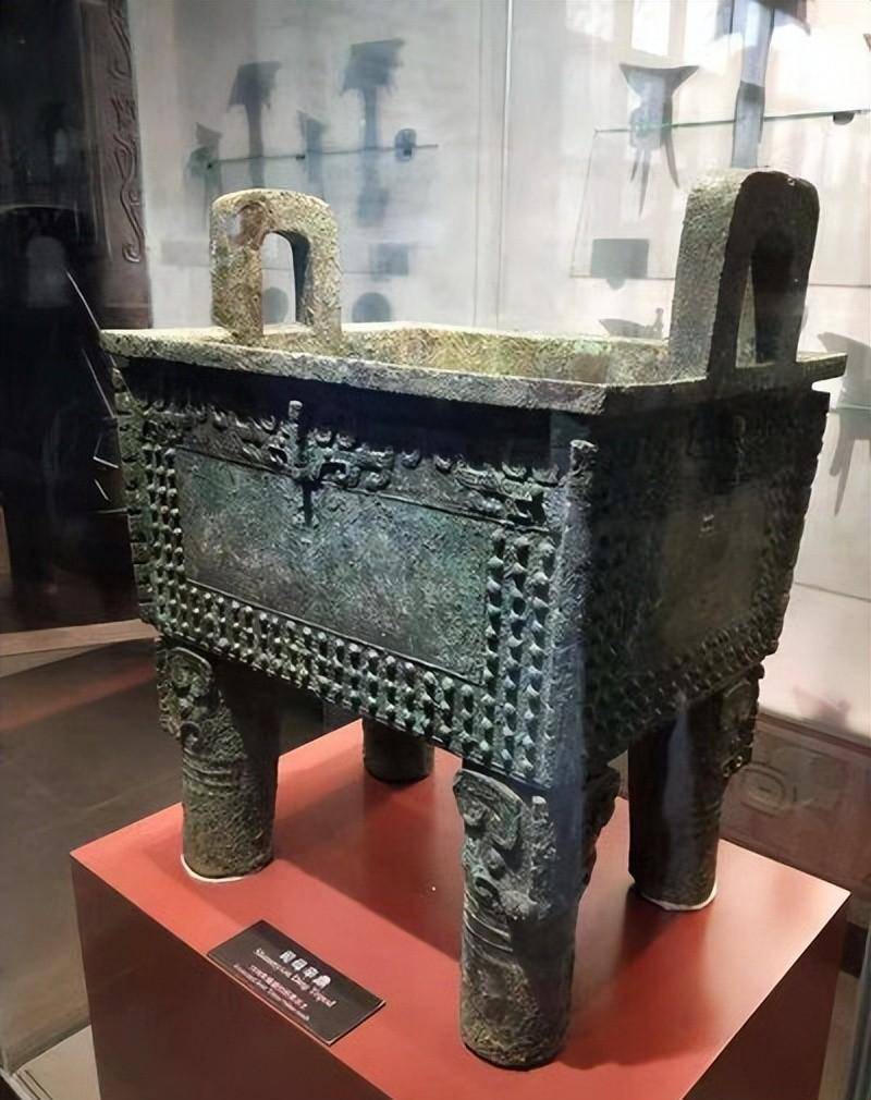 司母辛鼎形制和后母戊鼎相似,只不过司母辛鼎相对较小.