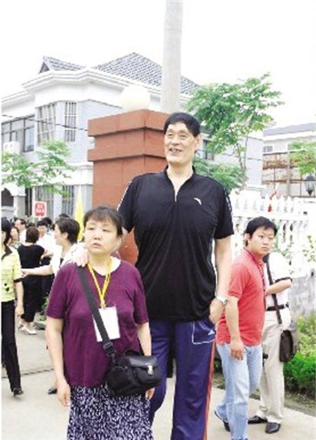 穆铁柱去世14年妻儿现状:儿女没能继承父亲身高,妻子不再住平房