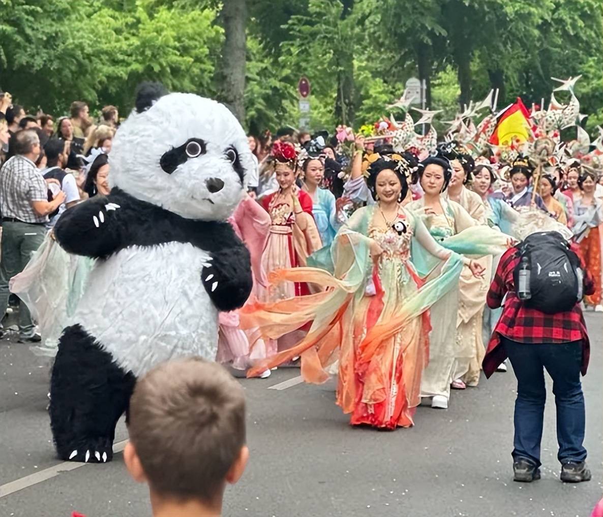 00后女大学生带十箱汉服出征柏林狂欢节,被德国各大媒体全网报道