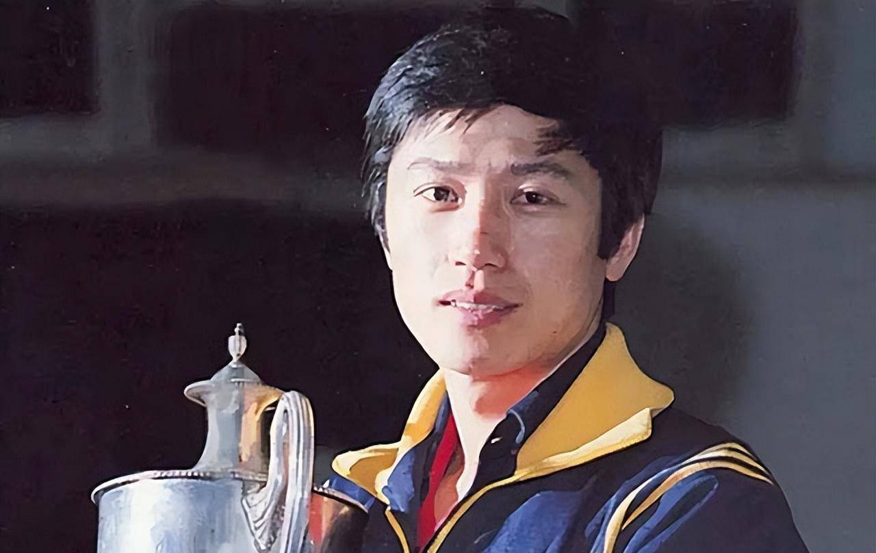 25岁退役的乒乓男神江嘉良,娶百花影后为妻,一家四口都颜值超高