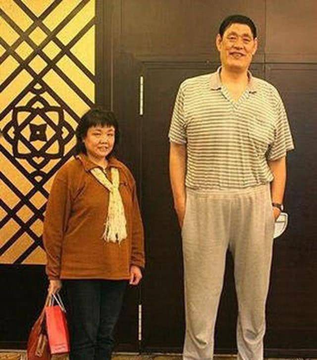穆铁柱去世14年妻儿现状:儿女没能继承父亲身高,妻子不再住平房