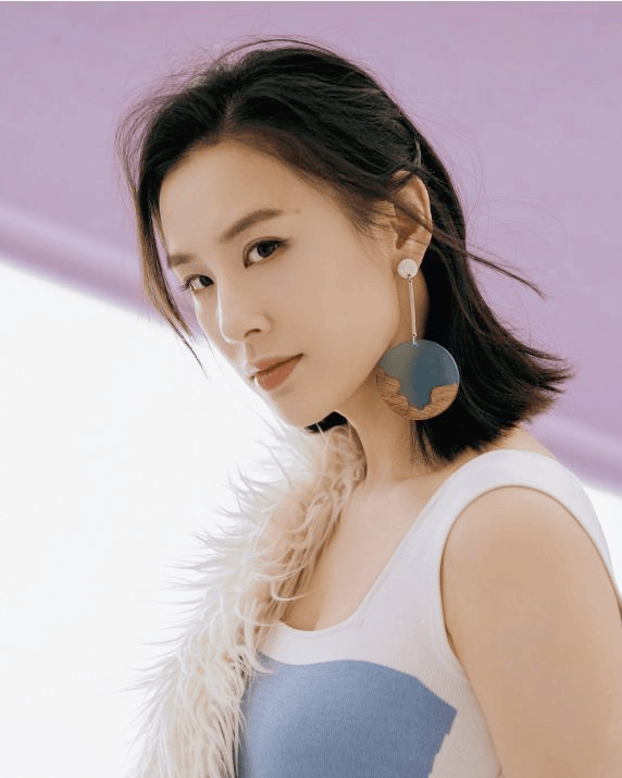 黄圣依直播意外走光,隐私大曝光震撼全网,网友评论炸锅!