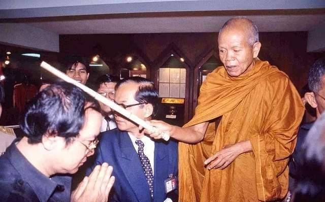 泰国高僧龙婆坤:一生捐款60亿泰铢,活了92岁,送葬队伍长16公里