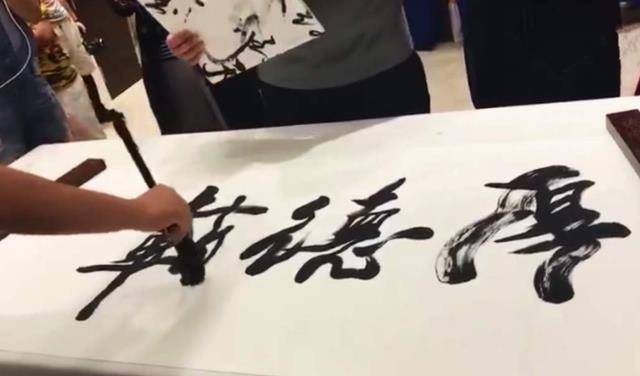 "书法神童"何世龙,一幅作品卖出11万天价,如今20岁有何成就?