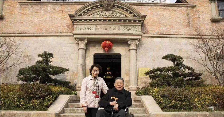 她是杜月笙最疼爱的女儿,晚年回上海老宅,在门匾中发现意外惊喜