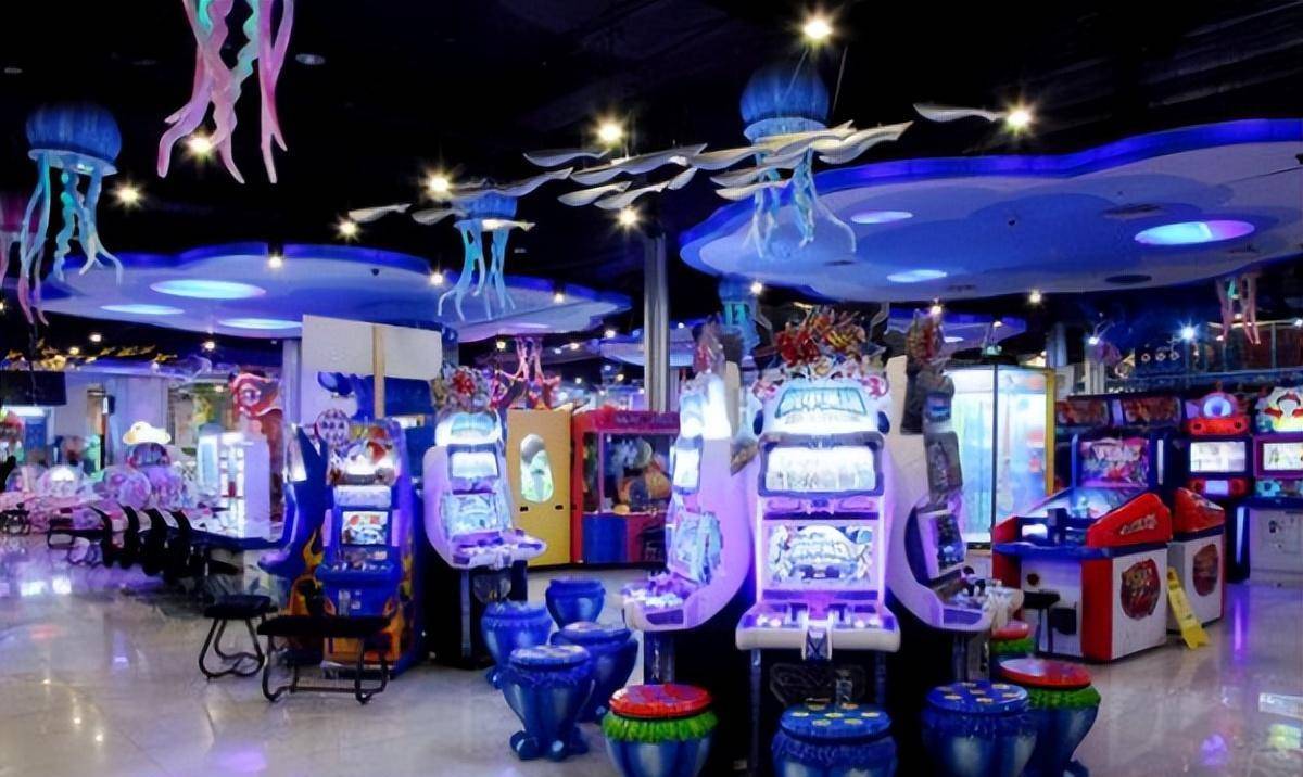 与此同时,聂磊的游戏厅也正式开业了.开业当天,聂磊来到店里查看情况.