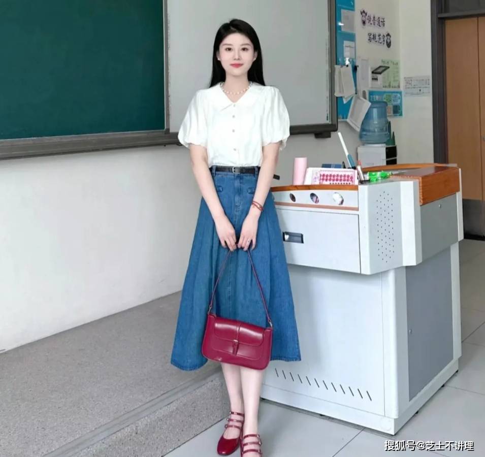 夏天老师上班怎么穿?温柔小姐姐演绎优雅通勤风,气质简单稳重