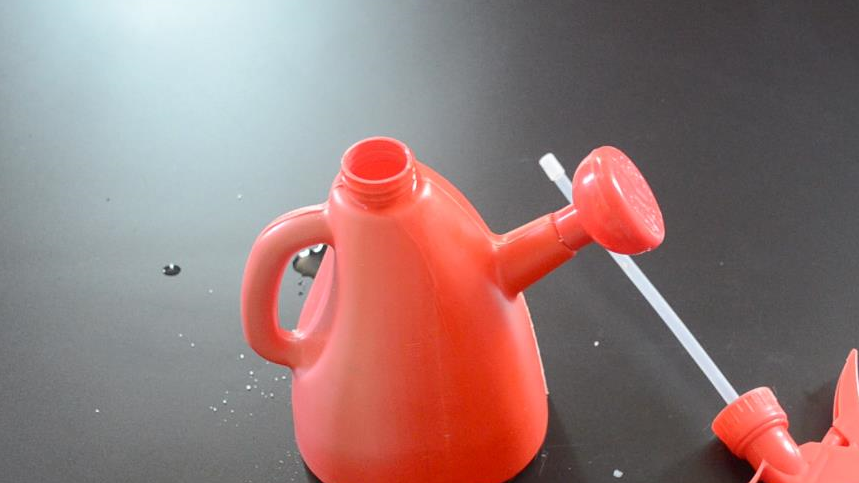 这样一瓶自制的垃圾桶除异味的清洁剂就制作完成了.