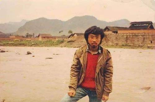 他是高考神童,15岁入北大,25岁卧轨自杀,死前含泪留下9字遗言_海子