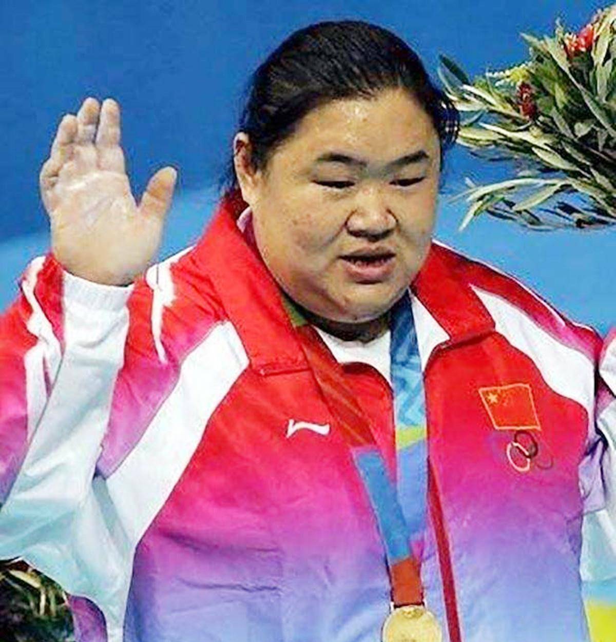 世界举重冠军唐功红,为夺冠冒死一举险丧命,如今现状如何?