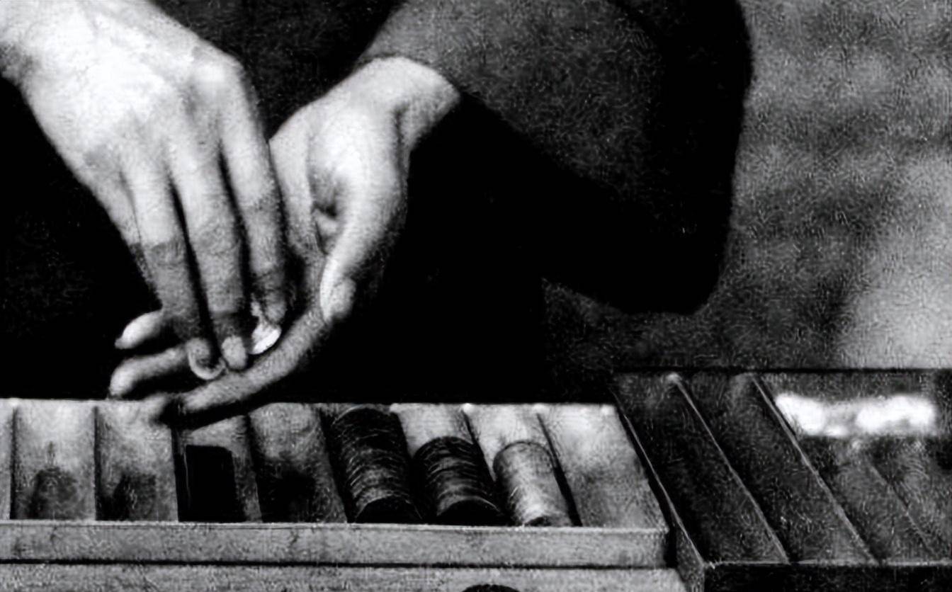 盛恩颐上任后,立刻想着办法搞钱,不但将盐私卖,还谎报损耗,甚至将泥沙