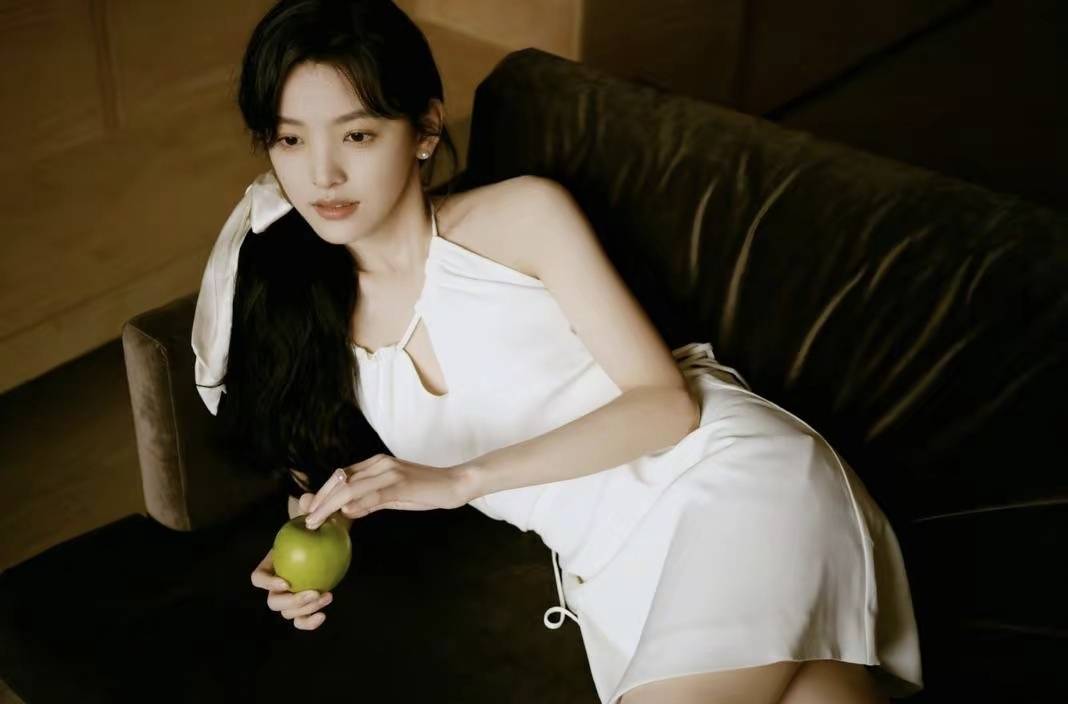 "人间尤物"章若楠太美了!清纯甜美初恋女神,男人们的梦中老婆