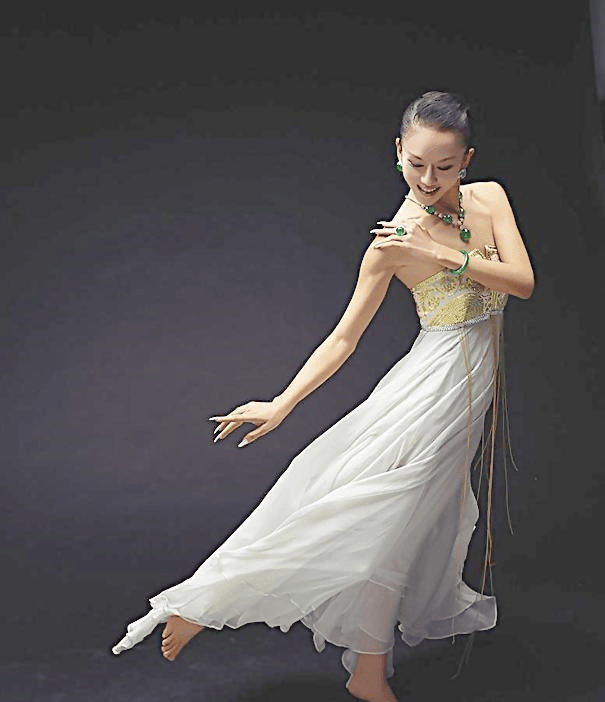 男版杨丽萍,一生只会跳舞没有生活能力,一直被学生家长照顾