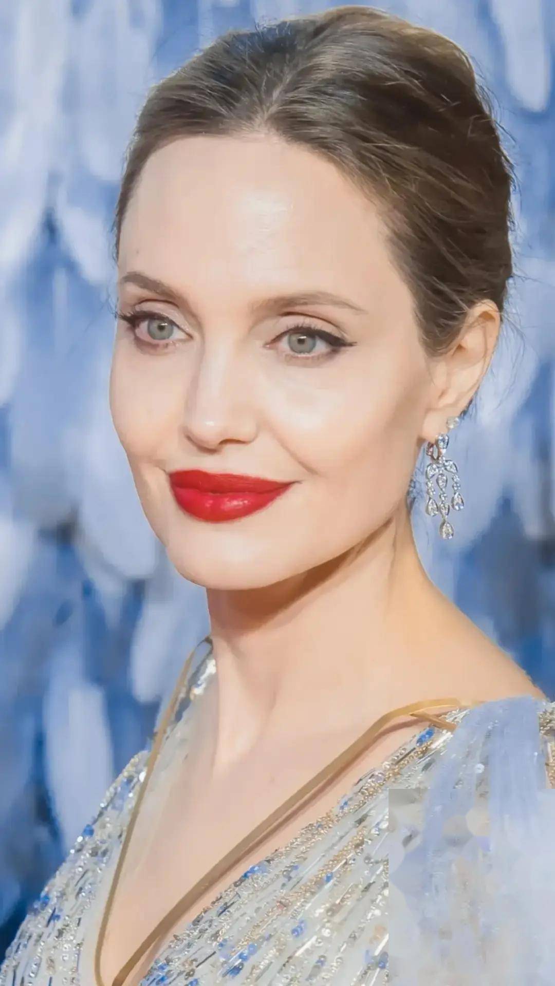 安吉丽娜朱莉,写真中散发的韵味,性感女神的完美展现!