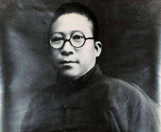 "在双方激战时,罗佩兰又骑马奔赴前线,视察壁垒,身边人都劝慰她说:"您